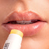 Hidratante Labial com FPS 50 Nosso Hidratante Labial hidrata, protege e repara. Com proteção de FPS 50 e FPUVA 18, com Ácido Hialurônico e Esqualano presentes na fórmula.